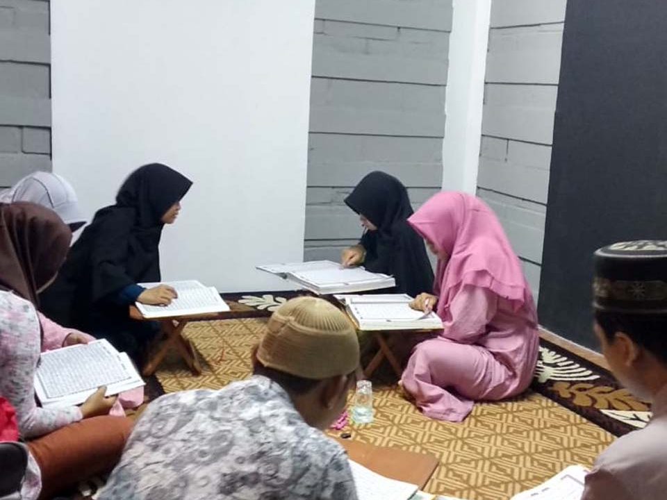 KEUTAMAAN ORANG YANG MEMBACA AL-QUR'AN 16 Almaas Griya Insani Muslim Surabaya Dakwah Sosial